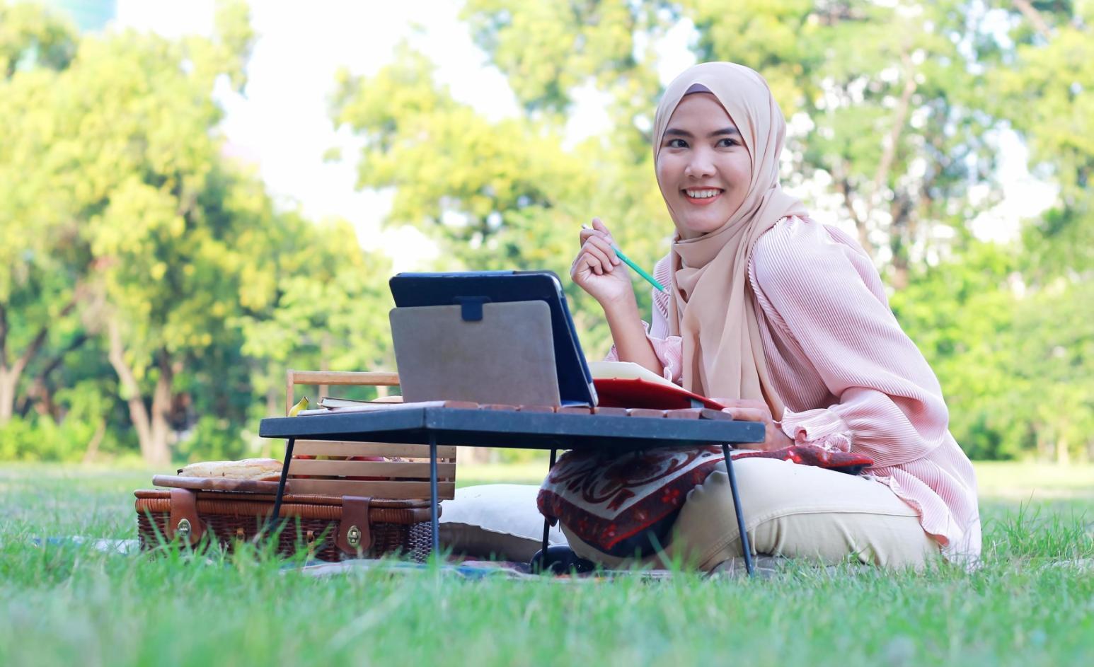 Teilnehmer beim gemeinsamen Lernen von Finanzthemen